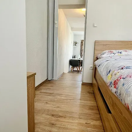 Neugebaute Im Erdgeschoss By Interhome Горни-Карин